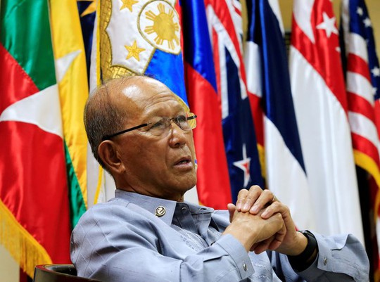Bộ trưởng Quốc phòng Philippines tố dân quân biển Trung Quốc - Ảnh 2.