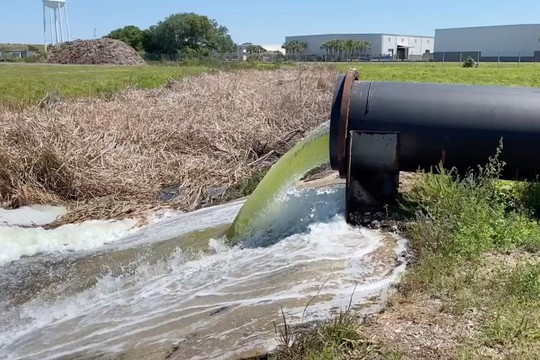 Bang Florida đối mặt nguy cơ bức tường nước thải cao 6 m - Ảnh 2.