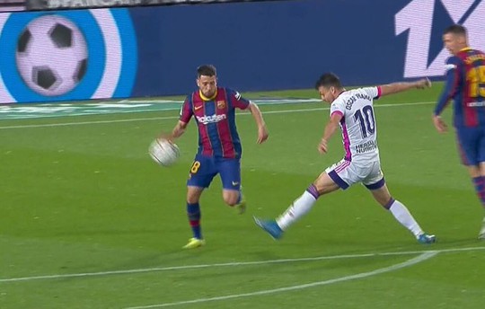 Messi lập kỷ lục, trọng tài nghi tiếp tay Barcelona hạ Valladolid - Ảnh 3.