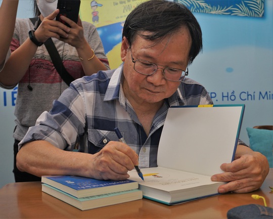 Nhà văn Nguyễn Nhật Ánh ký tặng sách, kỷ niệm 10 năm với Đảo mộng mơ - Ảnh 1.