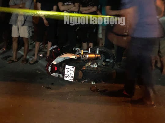 Quảng Nam: Ôtô điên lùa 4 xe máy, 2 người chết, 2 bị thương - Ảnh 1.