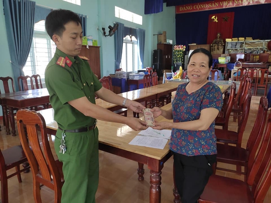 HS lớp 2 trả lại 20 triệu đồng: Chủ tịch huyện Tiên Phước tặng giấy khen - Ảnh 3.
