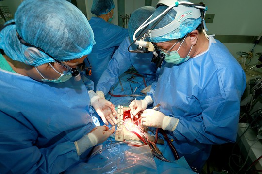 Nhiều người chấn thương động mạch chủ được cứu sống nhờ phẫu thuật HYBRID - Ảnh 1.