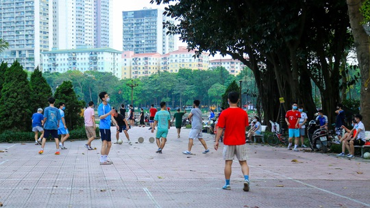 Cận cảnh hàng trăm người dân phớt lờ lệnh cấm vẫn ra công viên tập thể dục - Ảnh 10.