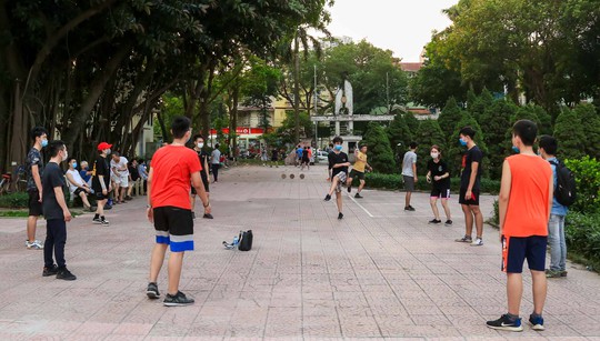 Cận cảnh hàng trăm người dân phớt lờ lệnh cấm vẫn ra công viên tập thể dục - Ảnh 13.