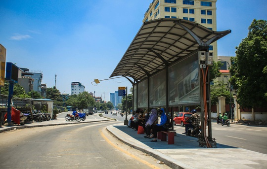 Người dân Thủ đô bịt kín mặt ra đường trong ngày nắng gắt - Ảnh 3.