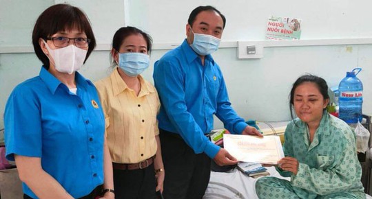 Chia sẻ khó khăn với đoàn viên bị tai nạn - Ảnh 1.