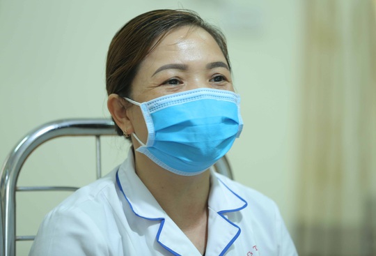 Câu chuyện xúc động của bác sĩ trong bức ảnh nhân viên y tế đi xe ba gác vào vùng dịch - Ảnh 6.