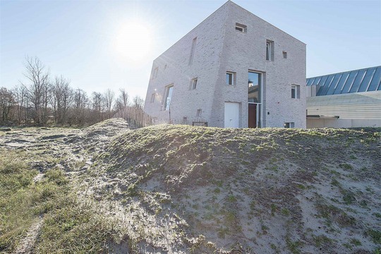Ngôi nhà “đá” xây trên cồn cỏ độc đáo ở Hà Lan - Ảnh 2.