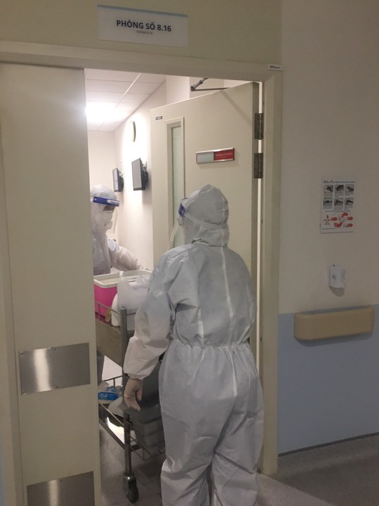 Hình ảnh lấy mẫu xét nghiệm Covid-19 ở toàn bộ các bệnh viện tại TP HCM lúc nửa đêm - Ảnh 3.