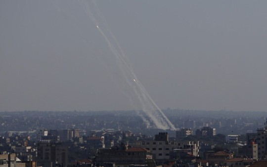 Hamas phóng rốc-két trả thù vụ Israel không kích chết gia đình 10 người Palestine - Ảnh 2.