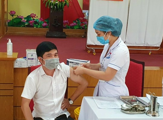 Gần 10.000 người ở Quảng Bình được tiêm vắc-xin Covid-19 - Ảnh 1.