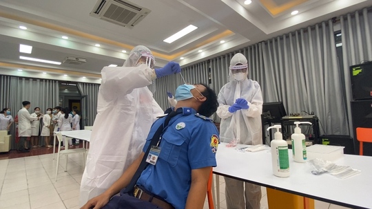Tất cả nhân viên y tế tại TP HCM đã được lấy mẫu xét nghiệm SARS-CoV-2 - Ảnh 2.