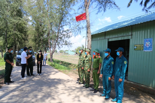 Quỹ Từ thiện Kim Oanh tặng quà cho lực lượng tuyến đầu chống dịch - Ảnh 2.