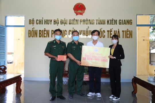 Quỹ Từ thiện Kim Oanh tặng quà cho lực lượng tuyến đầu chống dịch - Ảnh 3.