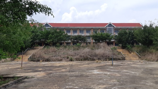 Trường cấp 3 khang trang bị bỏ hoang ở tỉnh nghèo - Ảnh 5.