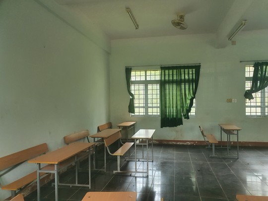 Trường cấp 3 khang trang bị bỏ hoang ở tỉnh nghèo - Ảnh 4.