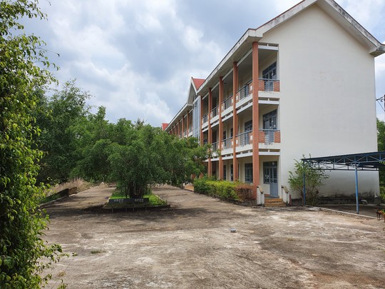 Trường cấp 3 khang trang bị bỏ hoang ở tỉnh nghèo - Ảnh 2.
