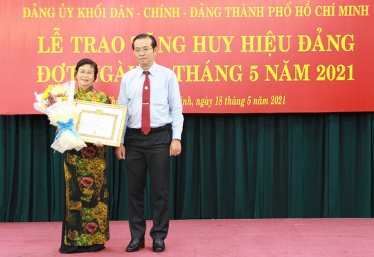 TP HCM trao Huy hiệu Đảng cho 14 đảng viên - Ảnh 2.