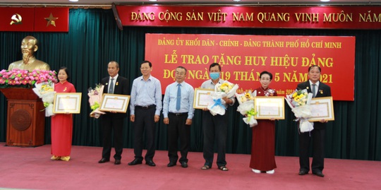 TP HCM trao Huy hiệu Đảng cho 14 đảng viên - Ảnh 3.