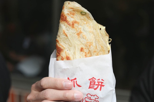 Món ăn đường phố Đài Loan là một trong những trải nghiệm không thể bỏ qua khi đến thăm thành phố này. Từ bánh mì nướng vị phô mai đến bánh xèo tôm thịt, từ xôi chiên trứng đến thịt trâu khổng lồ nướng trên lửa than, tất cả đều sẽ khiến bạn thèm thuồng và muốn thưởng thức ngay lập tức.