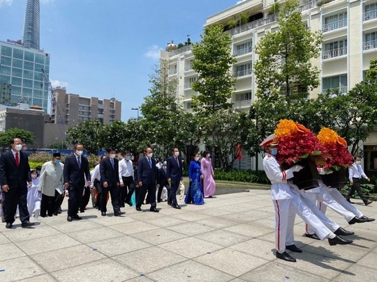Chủ tịch nước cùng lãnh đạo TP HCM dâng hoa, dâng hương Chủ tịch Hồ Chí Minh - Ảnh 2.