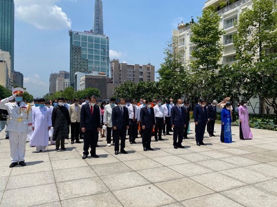 Chủ tịch nước cùng lãnh đạo TP HCM dâng hoa, dâng hương Chủ tịch Hồ Chí Minh - Ảnh 3.