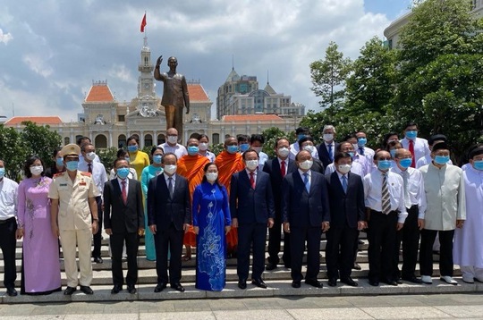 Chủ tịch nước cùng lãnh đạo TP HCM dâng hoa, dâng hương Chủ tịch Hồ Chí Minh - Ảnh 5.