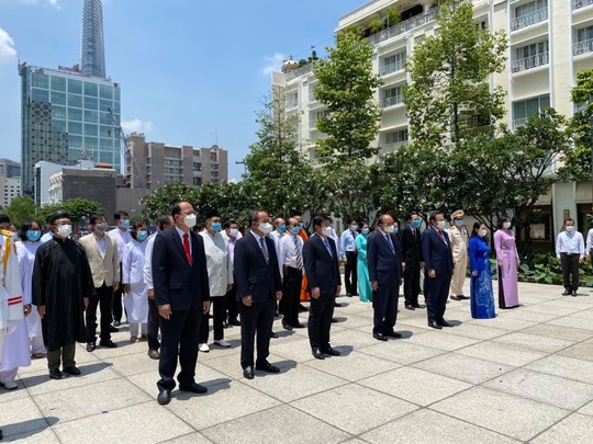 Chủ tịch nước cùng lãnh đạo TP HCM dâng hoa, dâng hương Chủ tịch Hồ Chí Minh - Ảnh 6.