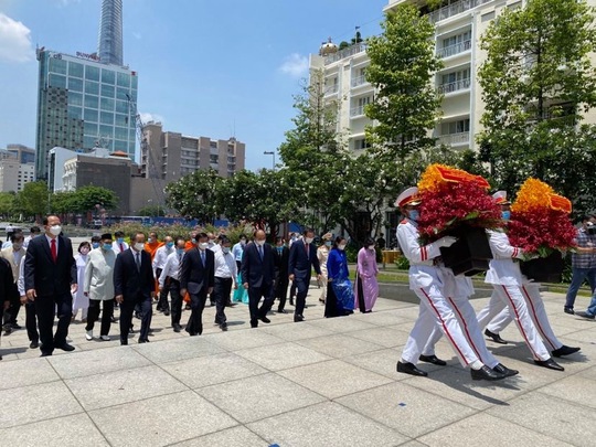 Chủ tịch nước cùng lãnh đạo TP HCM dâng hoa, dâng hương Chủ tịch Hồ Chí Minh - Ảnh 1.