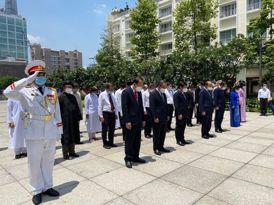 Chủ tịch nước cùng lãnh đạo TP HCM dâng hoa, dâng hương Chủ tịch Hồ Chí Minh - Ảnh 7.