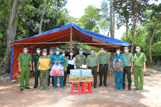Quỹ Từ thiện Kim Oanh tặng quà động viên lực lượng chống dịch biên giới tỉnh Tây Ninh - Ảnh 1.