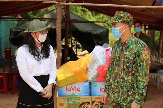Quỹ Từ thiện Kim Oanh tặng quà động viên lực lượng chống dịch biên giới tỉnh Tây Ninh - Ảnh 2.