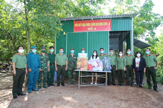 Quỹ Từ thiện Kim Oanh tặng quà động viên lực lượng chống dịch biên giới tỉnh Tây Ninh - Ảnh 3.