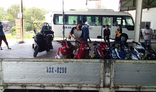 Người đi xe máy muốn qua tỉnh Thừa Thiên – Huế sẽ được trung chuyển miễn phí - Ảnh 1.