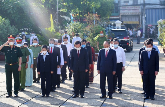 Chủ tịch nước cùng lãnh đạo TP HCM dâng hương, dâng hoa tại di tích Nhà thương Giếng Nước - Ảnh 2.