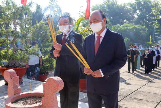 Chủ tịch nước cùng lãnh đạo TP HCM dâng hương, dâng hoa tại di tích Nhà thương Giếng Nước - Ảnh 1.