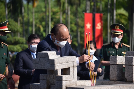 Chủ tịch nước cùng lãnh đạo TP HCM dâng hương, dâng hoa tại di tích Nhà thương Giếng Nước - Ảnh 4.