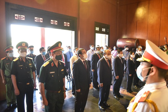 Chủ tịch nước cùng lãnh đạo TP HCM dâng hương, dâng hoa tại di tích Nhà thương Giếng Nước - Ảnh 5.