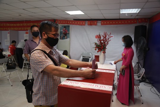 Cử tri Hà Nội náo nức đi bỏ phiếu bầu cử - Ảnh 18.