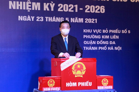 Cử tri Hà Nội náo nức đi bỏ phiếu bầu cử - Ảnh 13.