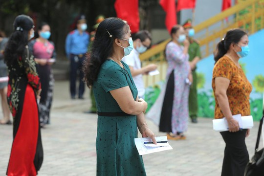Cử tri Hà Nội náo nức đi bỏ phiếu bầu cử - Ảnh 12.