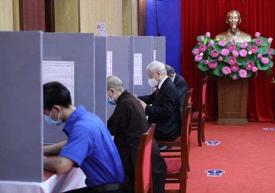 Những hình ảnh Tổng Bí thư Nguyễn Phú Trọng bỏ phiếu bầu cử - Ảnh 6.
