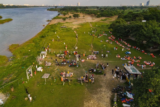 CLIP: Hàng trăm người tụ tập vui chơi ở bãi đá sông Hồng giữa dịch Covid-19 - Ảnh 4.