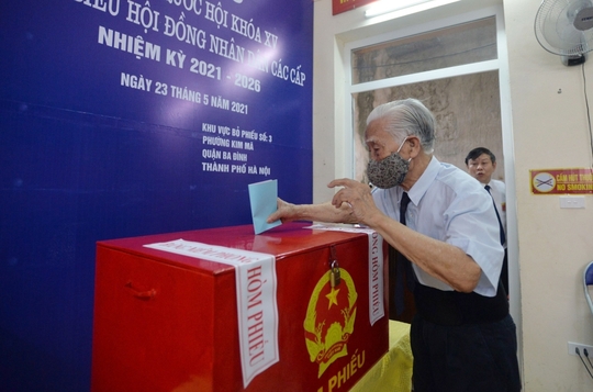 Cử tri 97 tuổi ở Hà Nội đã 15 lần đi bỏ phiếu bầu cử - Ảnh 1.