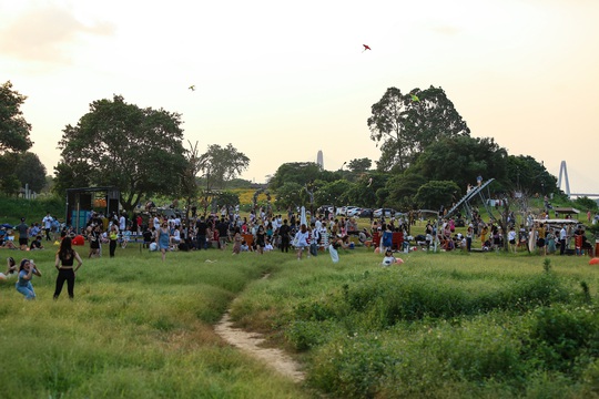 CLIP: Hàng trăm người tụ tập vui chơi ở bãi đá sông Hồng giữa dịch Covid-19 - Ảnh 2.
