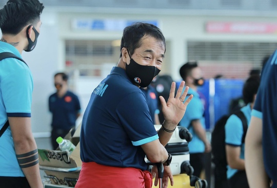 CLIP: Cận cảnh các cầu thủ đội tuyển Việt Nam lên đường sang UAE - Ảnh 9.