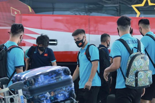 CLIP: Cận cảnh các cầu thủ đội tuyển Việt Nam lên đường sang UAE - Ảnh 5.