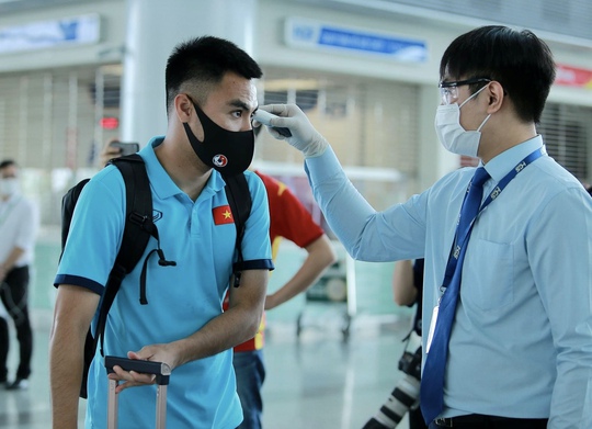 CLIP: Cận cảnh các cầu thủ đội tuyển Việt Nam lên đường sang UAE - Ảnh 8.