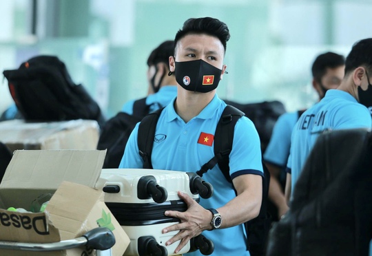 CLIP: Cận cảnh các cầu thủ đội tuyển Việt Nam lên đường sang UAE - Ảnh 10.
